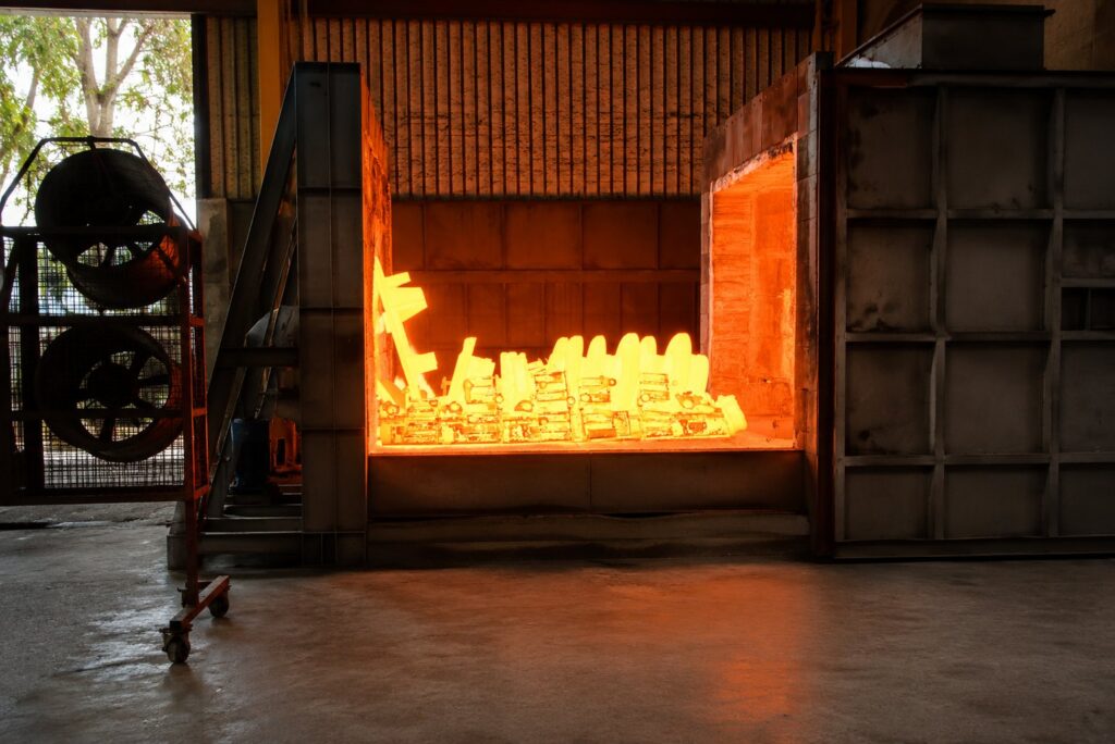 Tratamento térmico — forno em operação