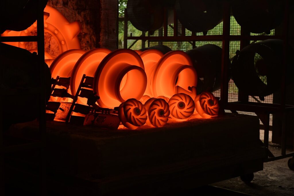 Tratamento térmico — peças em tratamento no forno